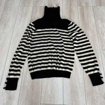 스트라이프 터틀넥 스웨터
