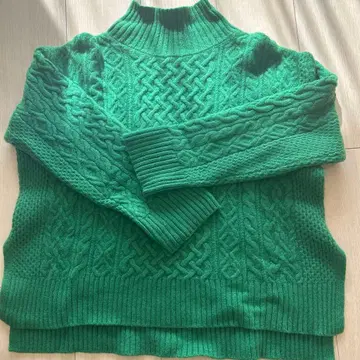 그린 울 케이블 니트 스웨터