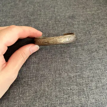 실버 뱅글 조각 무늬