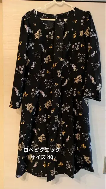 꽃무늬 블랙 무릎 기장 원피스