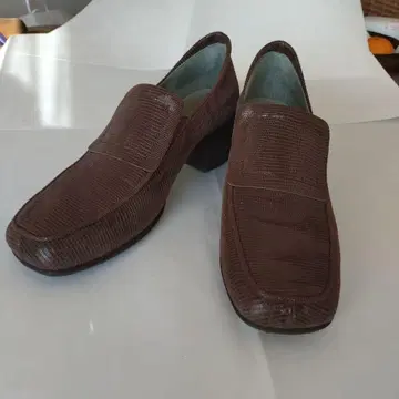 모드 에 자코모 D'ICI 브라운 에나멜 로퍼 펌프스