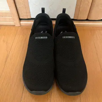 SKECHERS 블랙 스니커즈