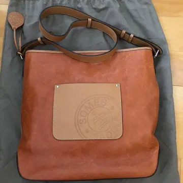 브라운 가죽 숄더백 포켓 부착