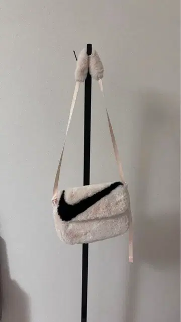 Nike 퍼 소재 숄더백