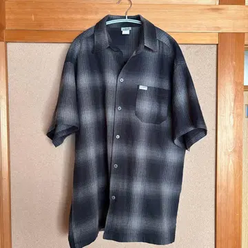 반팔 셔츠 블랙 계열 M 사이즈