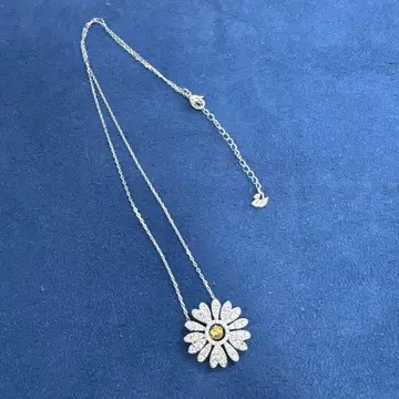 새상품급 SWAROVSKI 스와로브스키 플라워 댄싱 스톤