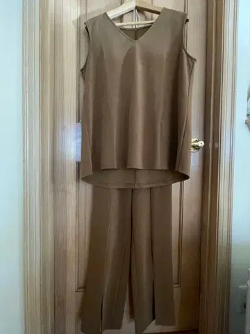 벌스데이 바쉬 브라운 V넥 스트레치 팬츠 셋업