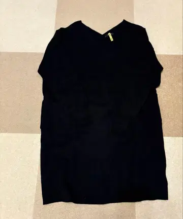 저널 스탠다드 블랙 V넥 긴팔 니트 원피스