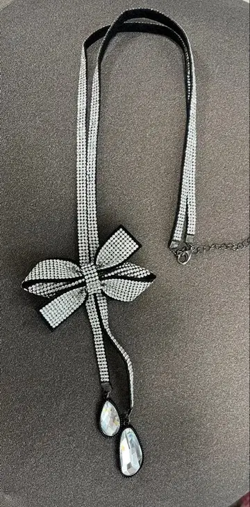 리본형 크리스탈 목걸이