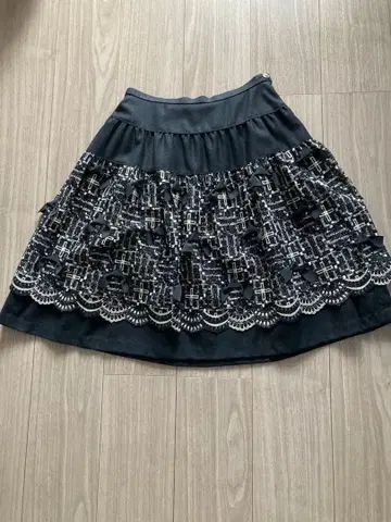 잉게보그 플레어 스커트 블랙 레이스 장식