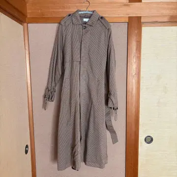 베이지 체크 무늬 트렌치코트