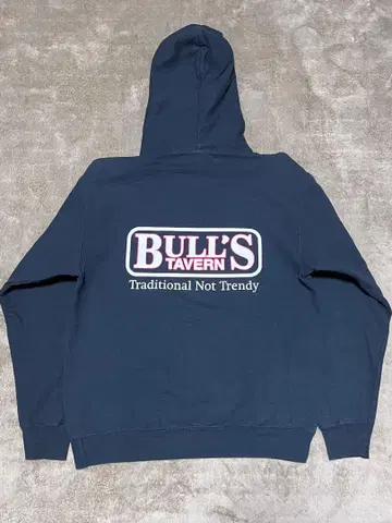 BULL'S TAVERN 풀오버 후드티 블랙