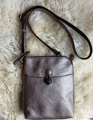 Amber 메탈릭 브라운 숄더백