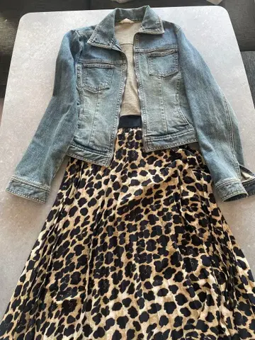 세련된 데님 자켓과 레오파드 스커트 세트