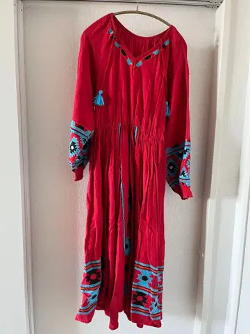 로데오 크라운 빨간색 자수입 긴팔 원피스