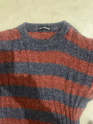 ISSEY MIYAKE 빨간색과 파랑색 스트라이프 니트