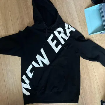 NEW ERA 블랙 후드티 후드 부착