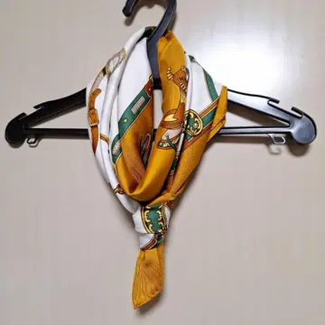 엘레강트한 디자인의 스카프, 브라운 x 화이트 x 골드 x 그린 외