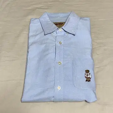 곰 자수가 있는 라이트 블루 긴팔 셔츠 interbreed