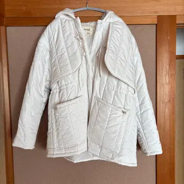 화이트 후드 부착 다운 자켓