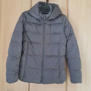 후드 부착 그레이 다운 자켓