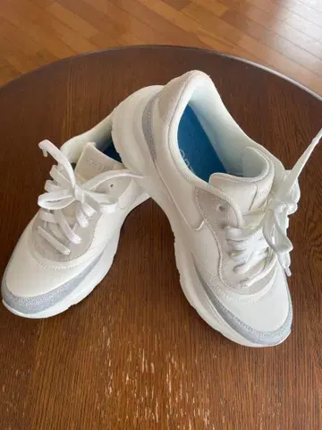 ZORTR 화이트 스니커즈