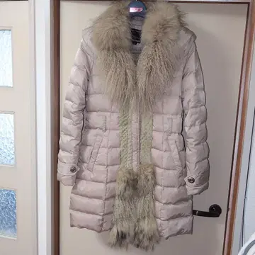 퍼 카라 부착 베이지 다운 자켓