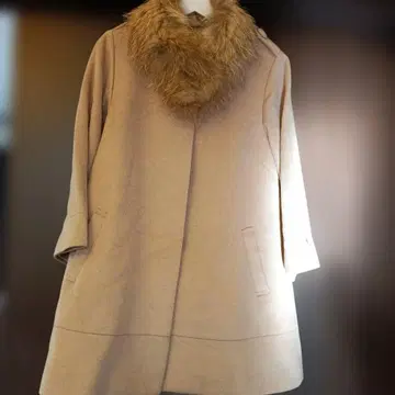 비쥬 장식 베이지 울 코트