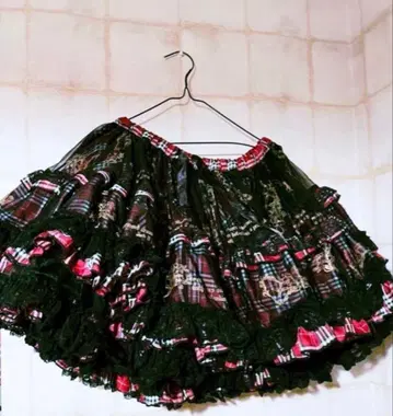 에이치 나오토 주얼리 블랙, 레드, 금색 볼륨 플레어 스커트