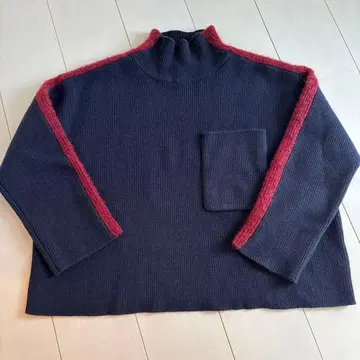 Mila Owen 네이비 하이넥 스웨터 빨간색 라인 포켓 부착