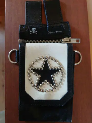 모던 파이리츠 스타 스터드 가죽 파우치