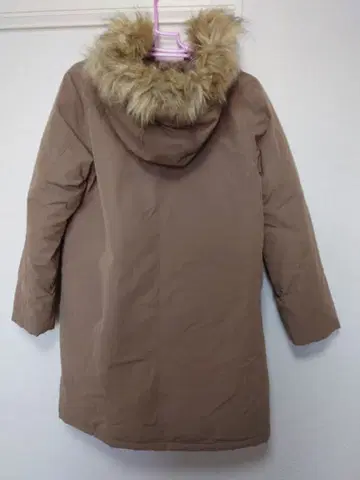 브라운 후드 부착 롱 다운 자켓