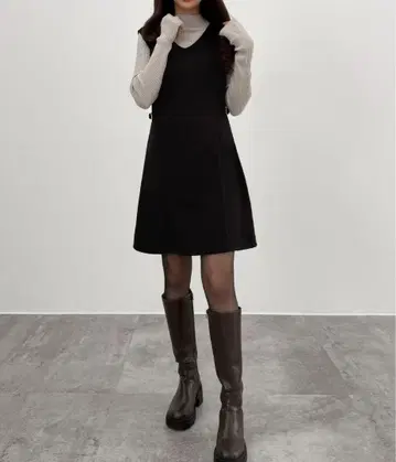 [ 새상품 L ] CENEA V넥 미니 오버롤 스커트 블랙