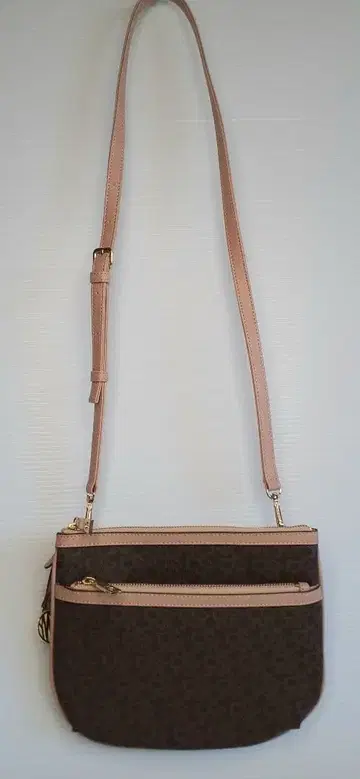 DKNY 로고 패턴 숄더백