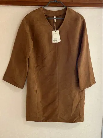 브라운 V넥 스웨이드풍 상의