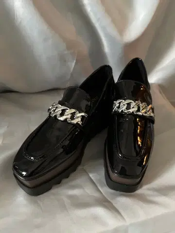 블랙 에나멜 체인 로퍼