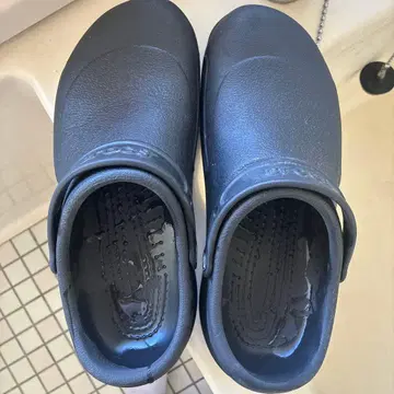 crocs 블랙 비스트로 클로그 샌들