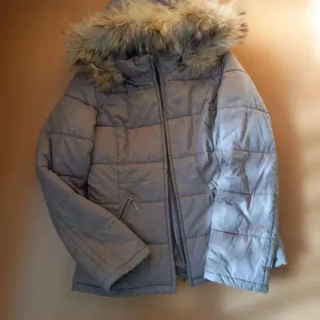 카키색 퍼(fur)가 달린 퀼팅 자켓