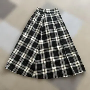 플레어 스커트 블랙과 화이트 체크 무늬