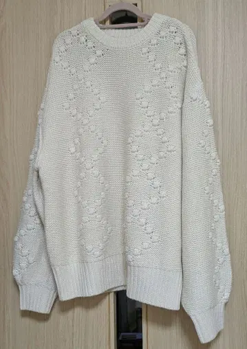 화이트 오버 사이즈 니트 스웨터