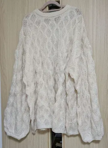 아이보리 케이블 짜임 니트 스웨터