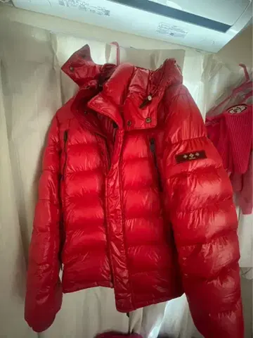 빨간색 후드 부착 다운 자켓