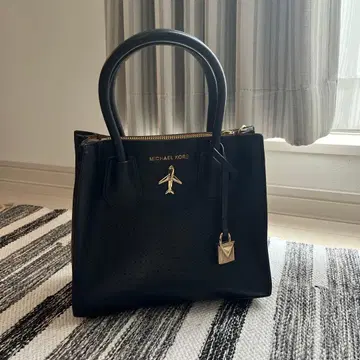 [ 비행기 배지 부착 ] MICHAEL KORS 블랙 숄더백