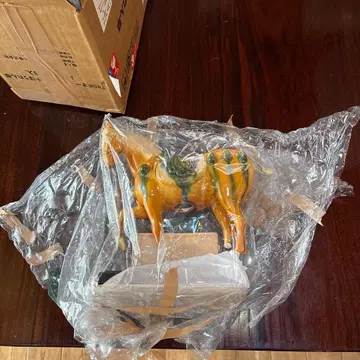 오렌지와 그린 동물 피규어