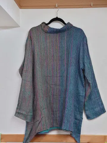 다색 버튼 달린 터틀 긴팔 상의