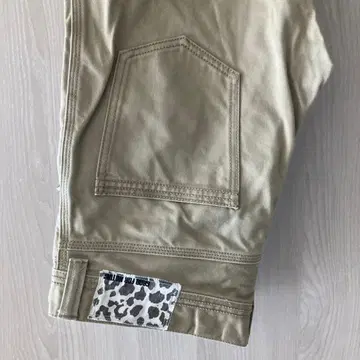 베이지 플레어 치노 팬츠 레오파드 무늬 택 포함