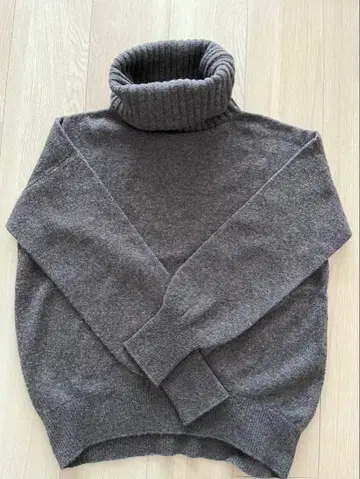 그레이 터틀넥 니트 스웨터