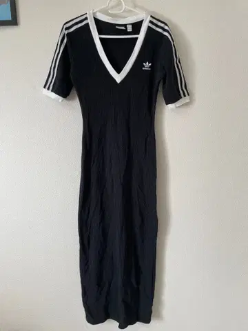 adidas 블랙 V넥 원피스 반팔