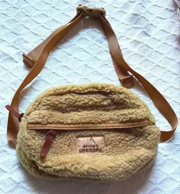 GREGORY 테일메이트 보아 메에 브라운 바디백 새상품급