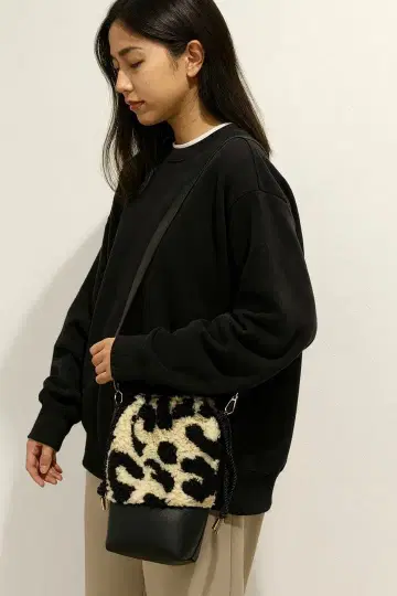 레오파드 무늬 보아 x 인조 가죽 블랙 숄더백